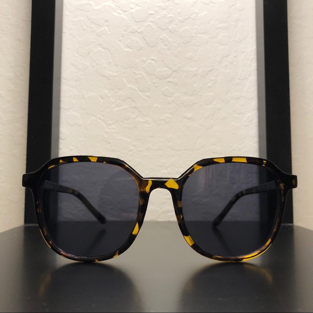 Tortoise Frame Sunglasses 🕶
